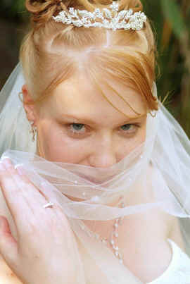 Chrystal likes her veil.jpg (248781 bytes)